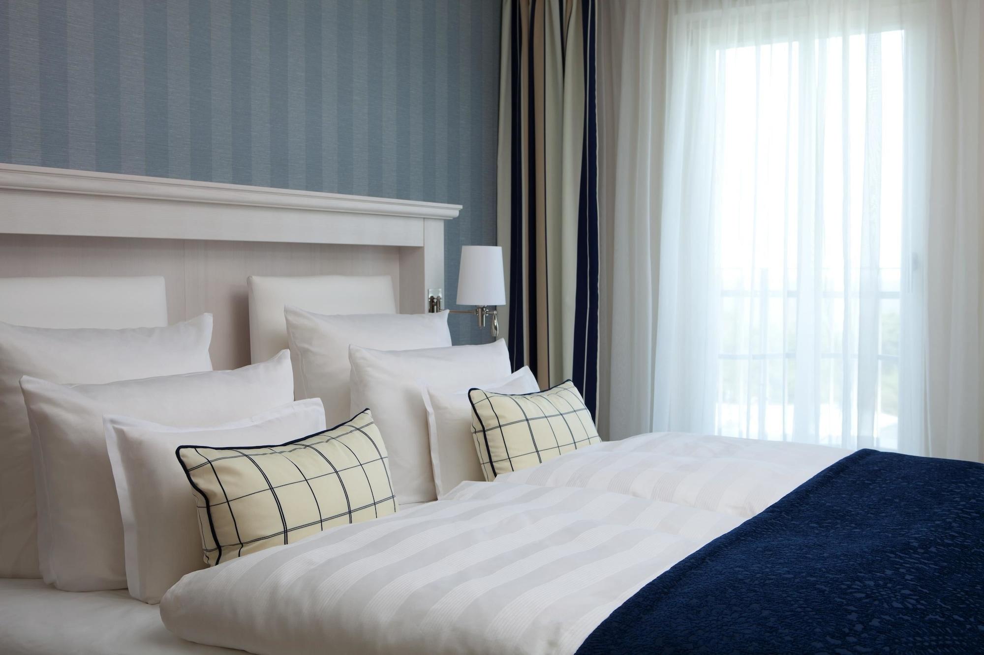 Steigenberger Grandhotel & Spa Heringsdorf Dış mekan fotoğraf A bed with a bed runner