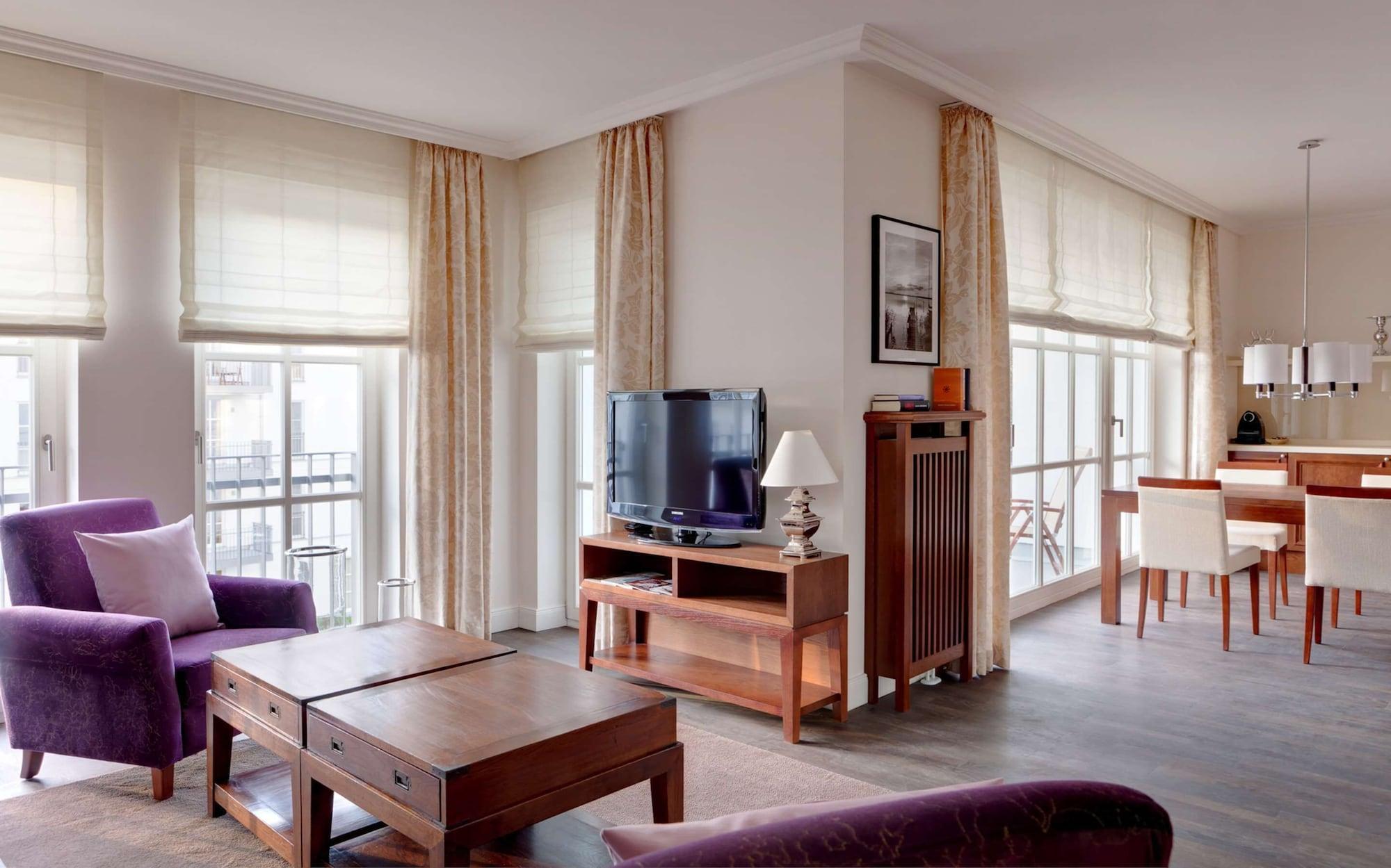 Steigenberger Grandhotel & Spa Heringsdorf Dış mekan fotoğraf A living room with a television