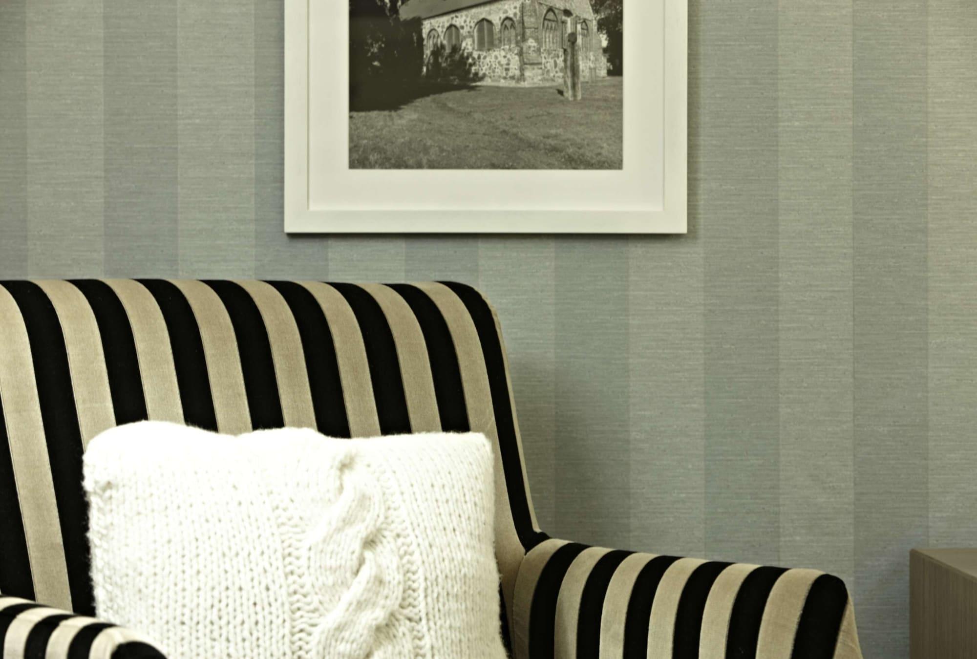 Steigenberger Grandhotel & Spa Heringsdorf Dış mekan fotoğraf A chair with striped upholstery