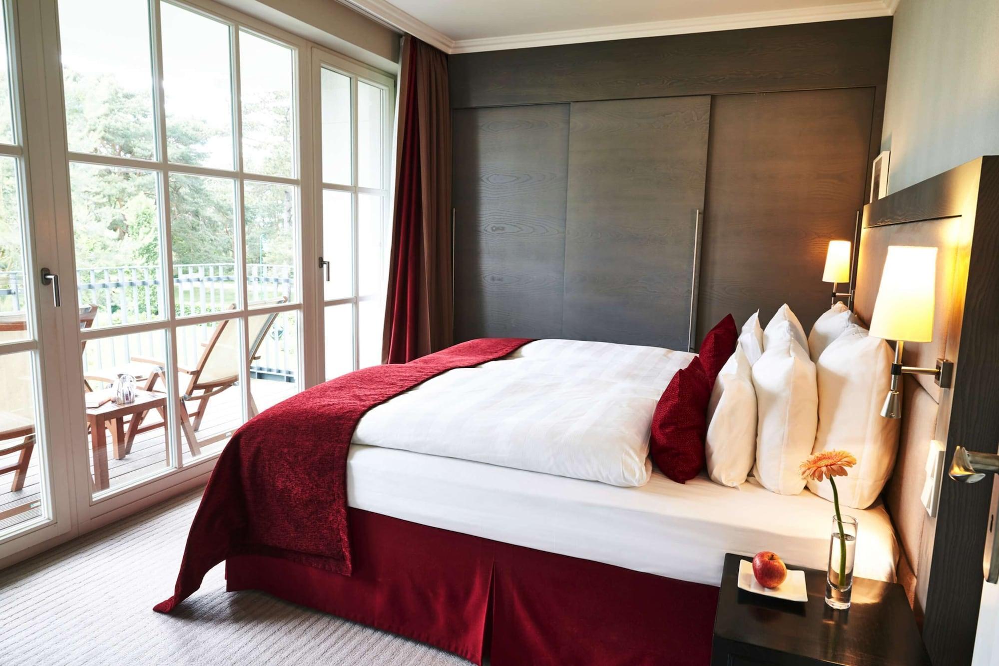 Steigenberger Grandhotel & Spa Heringsdorf Dış mekan fotoğraf A bed with a bed skirt