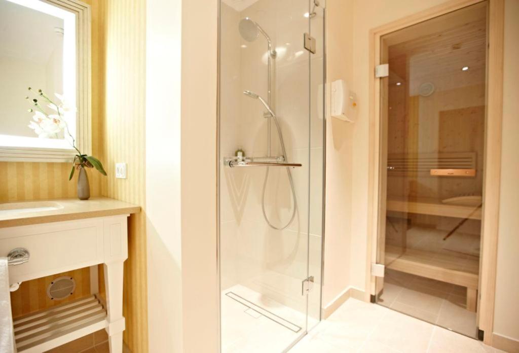 Steigenberger Grandhotel & Spa Heringsdorf Dış mekan fotoğraf A shower enclosure