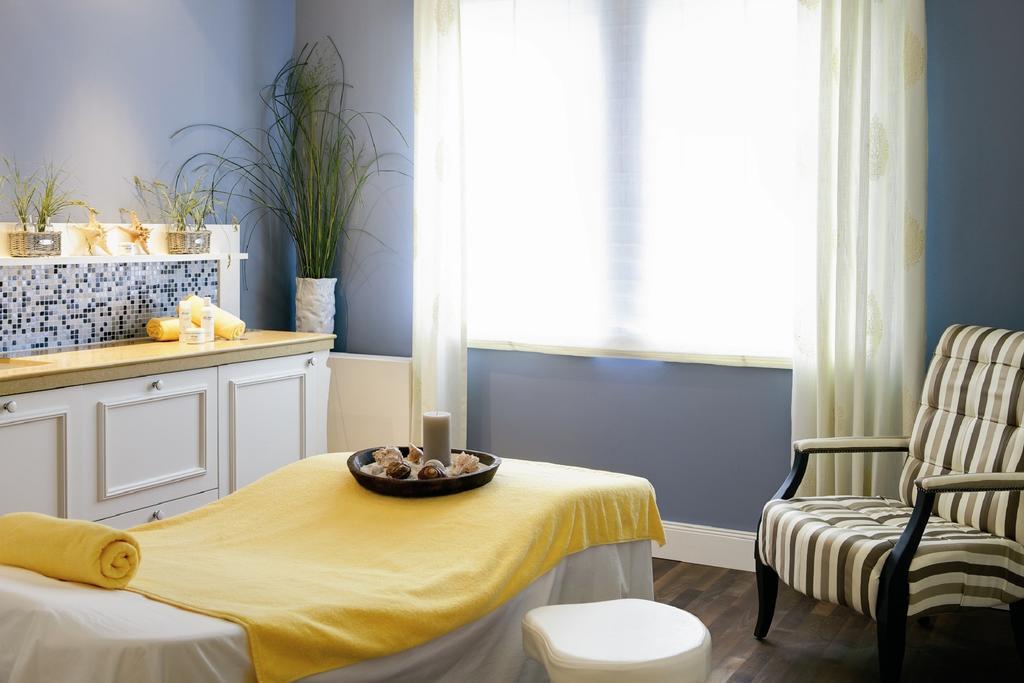 Steigenberger Grandhotel & Spa Heringsdorf Dış mekan fotoğraf A room with a blue wall