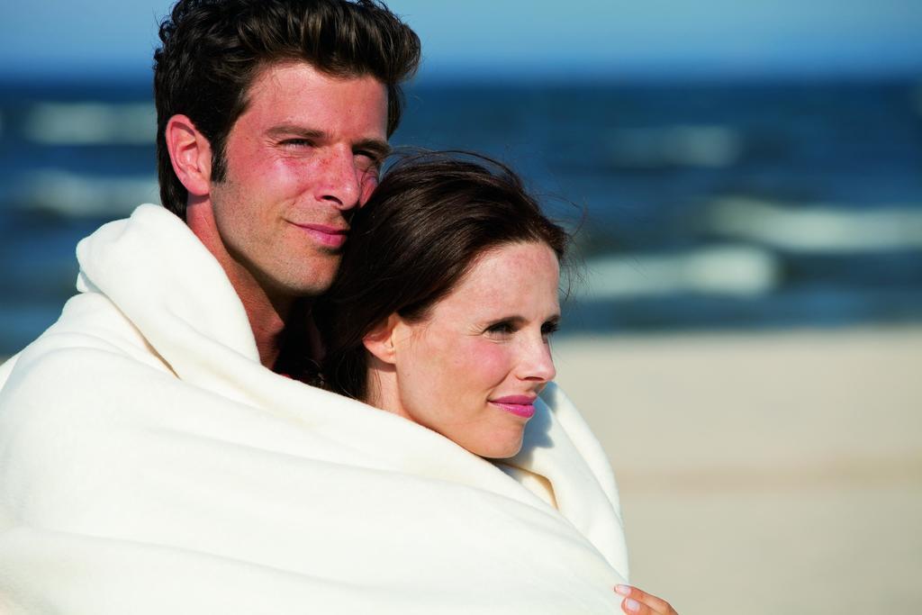 Steigenberger Grandhotel & Spa Heringsdorf Dış mekan fotoğraf A couple wrapped in a blanket